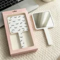 Miroir à main carré portable avec motif de cils mignon et boîte cadeau rose à fenêtre - Avec Boîte de Couleur / 9*16cm-0.5cm d'épaisseur / Blanc