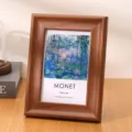 Marco de fotos clásico de madera de nogal con lámina de Monet Nenúfares para decoración - Estilo Redondeado Minimalista Moderno (MDF1518) / 7 pulgadas (13*18cm) / Nogal de Otoño