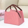 Stijlvolle rood en wit gestreepte geïsoleerde lunchtas met bruine geweven handvatten - Rood gestreepte lunchtas