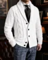 Detailansicht der weißen Herren-Strickjacke mit Schalkragen und Zopfmustermuster. - S / Oberteile / Weiß