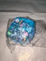 Makroaufnahme des blauen Ozean-Squishy-Spielzeugs mit Muscheln und Sternen - OPP-Beutel / 1 Stück (5x5cm) / Blau