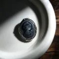 Detailaufnahme einer Vintage-Kamee-Brosche mit einem eleganten Frauenporträt-Relief - Cameo-Porträt-Stil (Z739) / Silber-Blau