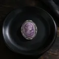 Vintage Cameo-Brosche im viktorianischen Stil mit lila Porträt und Silberrahmen - Cameo-Porträt-Stil (Z740) / Silberlila