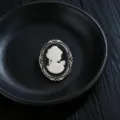 Nahaufnahme einer Vintage-Cameo-Brosche mit eleganter Damen-Silhouette - Cameo-Porträt-Stil (Z743) / Silberschwarz