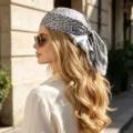 Elegante foulard di seta satinata 60x60cm con motivo paisley su modella bionda - Grigio Argento Paisley / 60 x 60cm