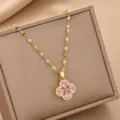 Collana in acciaio al titanio dorato con ciondolo a quadrifoglio in zircone rosa. - Rosa (Catena d'Oro-9015)