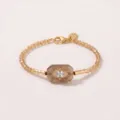 Elegante natuursteen kralen armband met gouden boze oog en glanzende zirconiahanger - Armband / Lichte thee