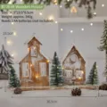 Scena di villaggio di Natale in legno con LED e piccoli alberi di pino innevati - Set Casa in Legno Naturale e Cedro (B73659) / Colore legno naturale