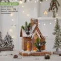 Chiesa di Natale in legno fatta a mano con luci LED calde e neve artificiale - Stile Chiesa a Guglia in Legno Naturale (B9239) / Colore legno naturale