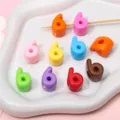Perles chiffre 6 en acrylique coloré avec grands trous pour DIY colliers et bracelets - Chiffre 6 (Couleur Aléatoire) / Lot de 10