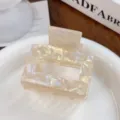 Eleganter großer irisierender cremefarbener quadratischer Haarklammer mit Perlglanz - Quadratische Haarklammer / 5cm / Gelb