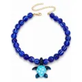 Collier de perles de verre bleu vif avec un pendentif tortue de mer et une chaîne dorée. - Collier Tortue Marine en Verre Soufflé Bleu Foncé