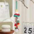 Handgefertigter gehäkelter Weihnachtsanhänger mit Baum, Socken und Weihnachtsmann - Stil N / 1 Stück