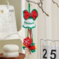 Handgefertigter Häkel-Weihnachtsglockenanhänger mit Schneeflocke und Lebkuchenmann - Stil O / 1 Stück