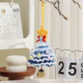 Handgefertigter blau-weißer gehäkelter Weihnachtsbaumschmuck mit gelbem Stern und Glocke - Verschneiter Stil H / 1 Stück