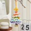 Bunter handgemachter Häkel-Weihnachtsbaum-Anhänger mit Glocke und Stern für die Feiertage - Verschneiter Stil I / 1 Stück