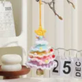 Handgefertigte gehäkelte Weihnachtsbaum-Hängedekoration mit bunten weichen Pompons - Verschneiter Stil J / 1 Stück