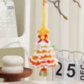 Handgehäkelter Weihnachtsbaum-Anhänger in Orange und Weiß mit einer goldenen Glocke - Verschneiter Stil L / 1 Stück