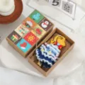 Handgefertigter gehäkelter Weihnachtsbaum-Anhänger in festlicher Geschenkverpackung - Verschneiter Stil H / Geschenkbox