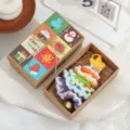 Handgefertigter gehäkelter Weihnachtsbaum Anhänger in einer illustrierten Weihnachts Geschenkbox - Verschneiter Stil I / Geschenkbox