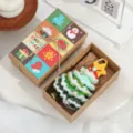 Handgefertigter gehäkelter Weihnachtsbaum-Anhänger in festlicher Kraftpapier-Box - Verschneiter Stil K / Geschenkbox