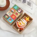 Handgefertigte gehäkelte Weihnachtsbaum-Deko in einer schönen festlichen Geschenkbox - Verschneiter Stil L / Geschenkbox
