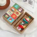 Handgefertigter gehäkelter Weihnachtsmann-Anhänger in einer festlichen Geschenkbox - Stil N / Geschenkbox