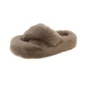 Warme Damenhausschuhe mit Kunstfell, Kreuzriemen und dicker Sohle in Taupe-Braun - 35 / Khaki