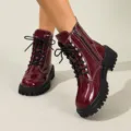 Bottines pour femmes en cuir verni bordeaux avec semelle épaisse et lacets. - Bordeaux