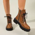 Bottines à plateforme en cuir verni marron avec talon épais et surpiqûres blanches de style - Marron Brillant