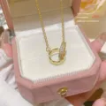 Elegante collana in acciaio al titanio dorato con doppio anello in scatola di velluto rosa - X082 Acciaio al titanio placcato oro ritenzione del colore