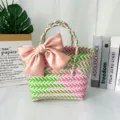 Bolso tejido a mano rosa y verde con un gran lazo decorativo de satén color melocotón. - Pequeño (Con Lazo Rosa) / Rosa y Verde