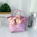 Detalle de una bolsa de regalo tejida a mano con un gran lazo de satén rosa suave. - Mediano (Con Lazo Rosa) / Rosa Púrpura
