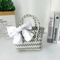 Vista detallada del bolso de regalo tejido a mano con un gran lazo decorativo blanco - Pequeño (Con Lazo Crema) / Azul Marino Blanco