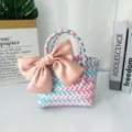 Detalle de la textura tejida colorida y el gran lazo de satén rosa en el bolso de mano. - Pequeño (Con Lazo Rosa) / Azul Pálido