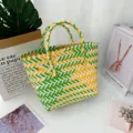 Detalle del patrón trenzado verde y amarillo de un bolso de mano hecho a mano - Pequeño (Sin Lazo) / Verde amarillento