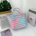 Bolso tejido a mano de colores con patrón diagonal ideal para la playa o como regalo - Mediano (Sin Lazo) / Azul Pálido