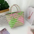 Primer plano detallado del vibrante patrón tejido rosa y verde de este bolso tote - Pequeño (Sin Lazo) / Rosa y Verde