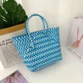 Primer plano del patrón de zigzag azul y blanco en un bolso tejido a mano - Mediano (Sin Lazo) / Rayas Azules