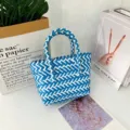 Vista de cerca de la bolsa de regalo tejida a mano en azul y blanco con asas tejidas - Pequeño (Sin Lazo) / Rayas Azules