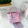 Primer plano de una bolsa de regalo tejida a mano con patrón geométrico rosa y morado - Pequeño (Sin Lazo) / Rosa Púrpura