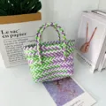 Detalle de bolso tejido a mano de colores con estampado geométrico morado y verde - Pequeño (Sin Lazo) / Verde Púrpura