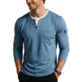 Detail van heren T-shirt met lange mouwen, nep-tweedelig ontwerp en Henley V-hals - Lichtblauw