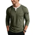 Detailoverzicht van een olijfgroen heren T-shirt in laagjesstijl met Henley-hals - S / Tops / Legergroen