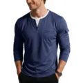 Detailweergave van een blauw heren T-shirt met lange mouwen en een Henley-kraag in laagjes. - Saffierblauw