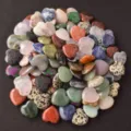 Sortierte 20mm herzförmige Natursteine aus Rosenquarz, Amethyst und anderen Kristallen - Natürliche Materialien Gemischte Farben