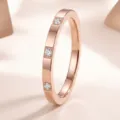 Bague minimaliste en acier inoxydable or rose ornée de trois zircons incrustés - Taille 5 / Style Bande Plate à Trois Pierres / 2mm / Or rose