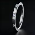 Bague minimaliste en acier inoxydable argenté avec trois pierres claires serties carré - Taille 5 / Style Bande Plate à Trois Pierres / 2mm / Acier