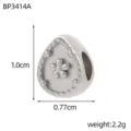 Hochwertiger silberner Tropfen-Charm aus Edelstahl mit Blumen-Detail und Maßen - Matte Wassertropfen mit Blume (BP3414A)
