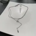 Collar de tres capas de acero de titanio con colgante D plateado y barra de sonrisa - Plateado